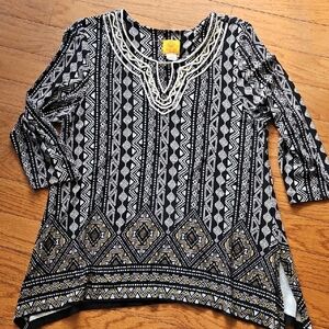 RUBY RD PETITE  BLACK & WHITE GEOMETRIC PRINT TUNIC W/EMBROIDERED DETAIL az PL